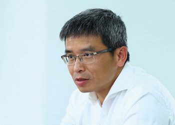 Ông Trần Trọng Kiên, Chủ tịch Hội đồng Tư vấn du lịch, Chủ tịch HĐQT, CEO Thiên Minh Group nhấn mạnh, yếu tố an toàn cho người làm du lịch và khách du lịch phải được đặt lên hàng đầu. TIN LIÊN QUAN Thị trường nội địa - “Trận địa” quan trọng của du lịch Tâm điểm du lịch miền Trung hè 2021 Ông Trần Trọng Kiên, Chủ tịch Hội đồng Tư vấn du lịch (TAB), Chủ tịch HĐQT, CEO Thiên Minh Group. Ông Trần Trọng Kiên, Chủ tịch Hội đồng Tư vấn du lịch (TAB), Chủ tịch HĐQT, CEO Thiên Minh Group. Thưa ông, bên cạnh khó khăn, đại dịch Covid-19 có mang đến cơ hội cho ngành du lịch Việt Nam không? Hơn một năm qua, ảnh hưởng của Covid-19 đến ngành du lịch hết sức nặng nề. Dự báo, tình trạng này còn kéo dài 1 - 2 năm tới. Tuy nhiên, ngành du lịch Việt Nam khá may mắn khi Việt Nam phòng, chống dịch hiệu quả, người dân có thể đi lại và du lịch nội địa vẫn có thể hoạt động, dù có những giai đoạn bị hạn chế, gián đoạn. Dù hàng triệu lao động mất việc làm khi du lịch nội địa chỉ đạt 20 - 50% công suất (tùy thời điểm), du lịch quốc tế đóng băng, nhưng trong bức tranh màu xám ấy, ngành du lịch đã có nhiều thay đổi tích cực. Chính phủ sớm đưa ra những quyết sách để đảm bảo sự vận hành an toàn cho ngành du lịch và toàn xã hội. Cộng đồng doanh nghiệp và các địa phương năng động, kịp thời điều chỉnh hoạt động để đáp ứng những yêu cầu mới. Thị trường nội địa được xem là “cứu cánh” trong bối cảnh hiện nay, nhưng dường như chúng ta vẫn chưa thực sự hiểu rõ thị trường gần 100 triệu dân đầy tiềm năng này, thưa ông? Trước khi Covid-19 xuất hiện, du lịch Việt Nam tăng trưởng thần kỳ cả về số lượng và doanh thu từ khách quốc tế. Song, Covid-19 buộc chúng ta phải nhận diện rõ hơn về cách tiếp cận thị trường trong nước và các thị trường gần, đặc biệt, chúng ta cũng nhìn thấy những giá trị thực sự đối với sức mua của thị trường nội địa. Tại Thiên Minh Group, trước đây, mảng khách quốc tế chiếm tới 85% tổng doanh thu, nhưng từ tháng 4/2020 đến nay, gần như 100% doanh thu phụ thuộc vào khách nội địa. Giai đoạn đầu khi Covid-19 xuất hiện, mỗi ngày chúng tôi lỗ 3 - 4 tỷ đồng, song nhờ điều chỉnh kịp thời, quản lý doanh nghiệp hiệu quả, hiện Tập đoàn đã có lãi, dù còn khiêm tốn. Những sản phẩm cao cấp của Thiên Minh Group trước đây hầu như chỉ phục vụ khách nước ngoài, như dịch vụ ngắm vịnh Hạ Long bằng thủy phi cơ, giờ xoay chuyển để phục vụ người Việt Nam. Tôi cho rằng, thị trường nội địa chính là bệ đỡ cho doanh nghiệp và còn dư địa rất lớn để khai thác. Chúng ta hoàn toàn có thể khai thác được thị trường nội địa hiệu quả và kinh doanh có lãi dù đối diện nhiều thách thức do Covid-19 gây ra. Hàng không, cơ sở lưu trú, lữ hành phải bắt tay nhau thật chặt để tạo ra các tour, sản phẩm kích cầu nhằm tạo ra gam màu tươi sáng hơn cho bức tranh du lịch Việt Nam. Covid-19 buộc du lịch phải chuyển mình, thậm chí tăng tốc chuyển đổi số. Minh chứng là, năm 2020, ngành kinh tế xanh bị ảnh hưởng, nhưng nền tảng du lịch trực tuyến ivivu.com của Thiên Minh tăng trưởng mạnh cả về lượng truy cập và sản phẩm bán ra. Theo tôi, doanh nghiệp du lịch phải không ngừng đưa ra sản phẩm, dịch vụ mới phù hợp với nhu cầu thị trường nội địa. Không chỉ trước mắt, mà về lâu dài, doanh nghiệp cần biết cách tạo ra sản phẩm đặc thù, có giá phù hợp, định vị tốt thị trường nội địa và phải phát triển thành hệ thống sản phẩm. Sau 3 lần Covid-19 bùng phát, các doanh nghiệp du lịch trong nước gần như cạn nguồn lực. Theo ông, Chính phủ cần tiếp tục có những chính sách thiết thực nào để giúp các doanh nghiệp du lịch “hồi sức”? Việc giúp các doanh nghiệp du lịch “hồi sức” là vô cùng quan trọng. Chính phủ có thể đưa ra một số chính sách hỗ trợ khoản vay phù hợp cho doanh nghiệp lữ hành, khách sạn vừa và nhỏ. Bởi, vốn và tiềm lực của họ rất mỏng. Nếu có cơ chế để giữ những doanh nghiệp tốt, thì sẽ rất thuận lợi khi chúng ta mở cửa trở lại và phục hồi nhanh hơn khi đủ điều kiện đón khách du lịch quốc tế. Theo tôi, Nhà nước cần có những khoản bảo lãnh cho vay để doanh nghiệp có thể trả lương, đầu tư chuyển đổi số, xây dựng sản phẩm, dịch vụ mới. Mặt khác, trong thời gian ít nhất là 2 năm tới, cần có một số chính sách thiết thực để đảm bảo doanh nghiệp có thể tồn tại. Bởi hiện các doanh nghiệp đã cạn kiệt nguồn lực trong khi sức mua hạn chế, thị trường chưa phục hồi hoàn toàn. Đặc biệt, các cơ quan quản lý trong ngành cần có sự trao đổi thường xuyên với các doanh nghiệp để tạo ra những chính sách, giải pháp kịp thời, phù hợp với bối cảnh mới. Nhiều người cho rằng, du lịch Việt Nam chỉ có thể phục hồi khi đón được du khách quốc tế. Quan điểm của ông về vấn đề này như thế nào? Thành công của Việt Nam trong việc phòng, chống đại dịch Covid-19 thời gian qua là nền tảng, cơ sở rất tốt để chúng ta mở cửa thị trường quốc tế, nhưng yếu tố an toàn cho người làm du lịch và khách du lịch phải được đặt lên hàng đầu. Theo tôi, cách tốt nhất là phải tạo ra một số mô hình thử nghiệm và đánh giá mức rủi ro về mặt y tế và cả kinh tế. Nếu hiệu quả thì mới nhân rộng mô hình và chính thức mở cửa du lịch quốc tế. Khoảng 3 - 4 năm sau nhìn lại giai đoạn hiện nay, chúng ta sẽ thấy, quốc gia nào có những giải pháp căn cơ, cách thức tiếp cận hợp lý sẽ chiếm được lợi thế cạnh tranh so với với khu vực và thế giới. Tôi tin rằng, Việt Nam cũng có cơ hội trở thành một trong những nền du lịch đứng đầu Đông Nam Á và châu Á với những hành động quyết liệt hôm nay.